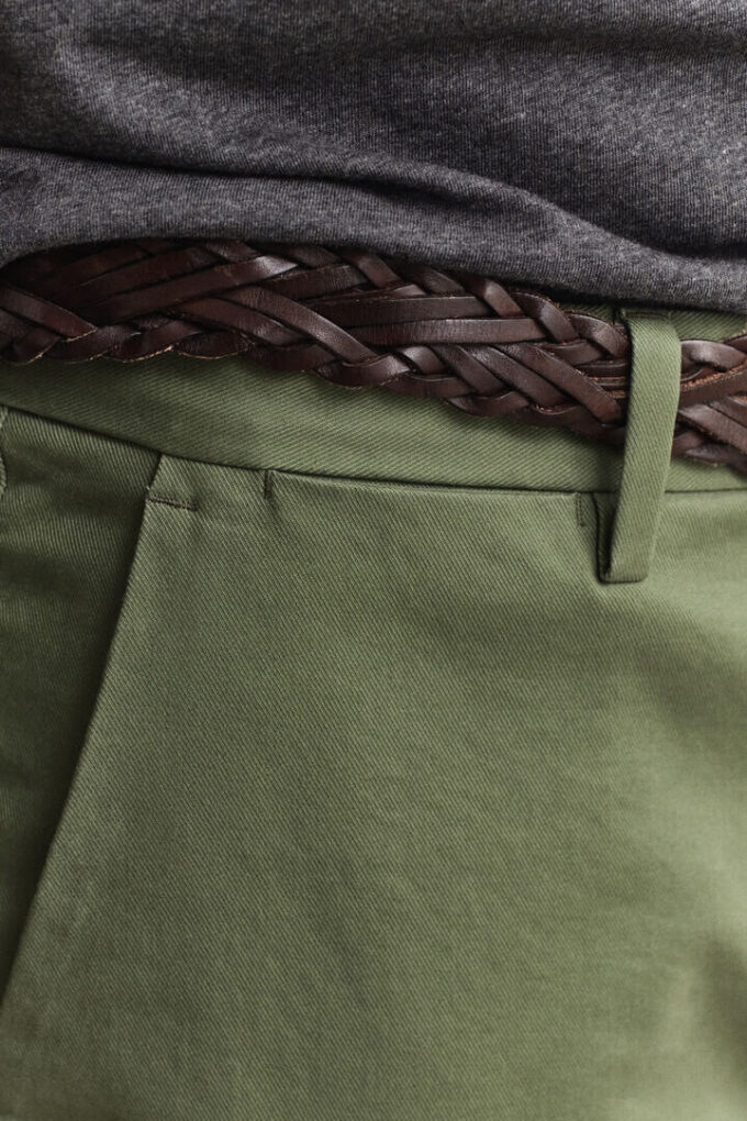 Eleganckie spodnie chino o dopasowanym kroju
