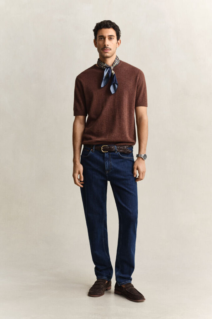 Jeansy o regularnym kroju w stylu „clean wash”
