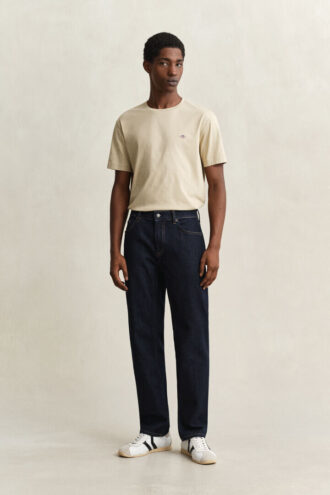 Jeansy o regularnym kroju w stylu „clean wash”