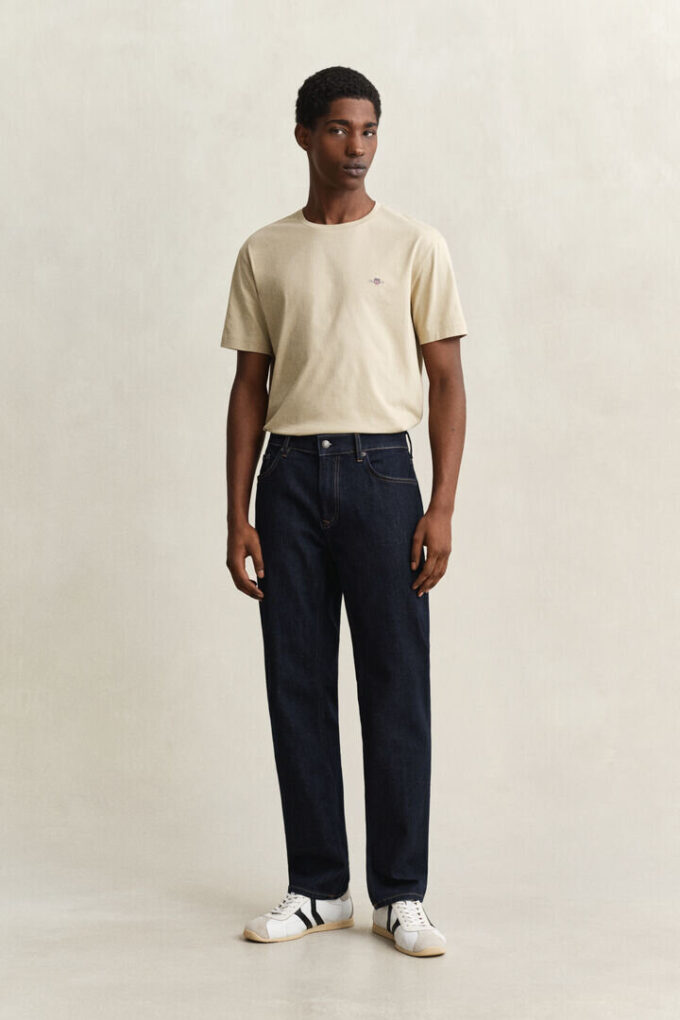 Jeansy o regularnym kroju w stylu „clean wash”