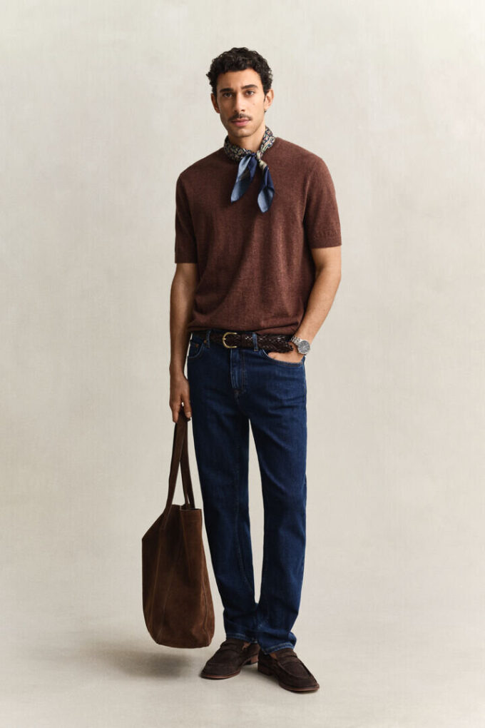 Jeansy o regularnym kroju w stylu „clean wash”