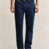 Jeansy o regularnym kroju w stylu „clean wash”