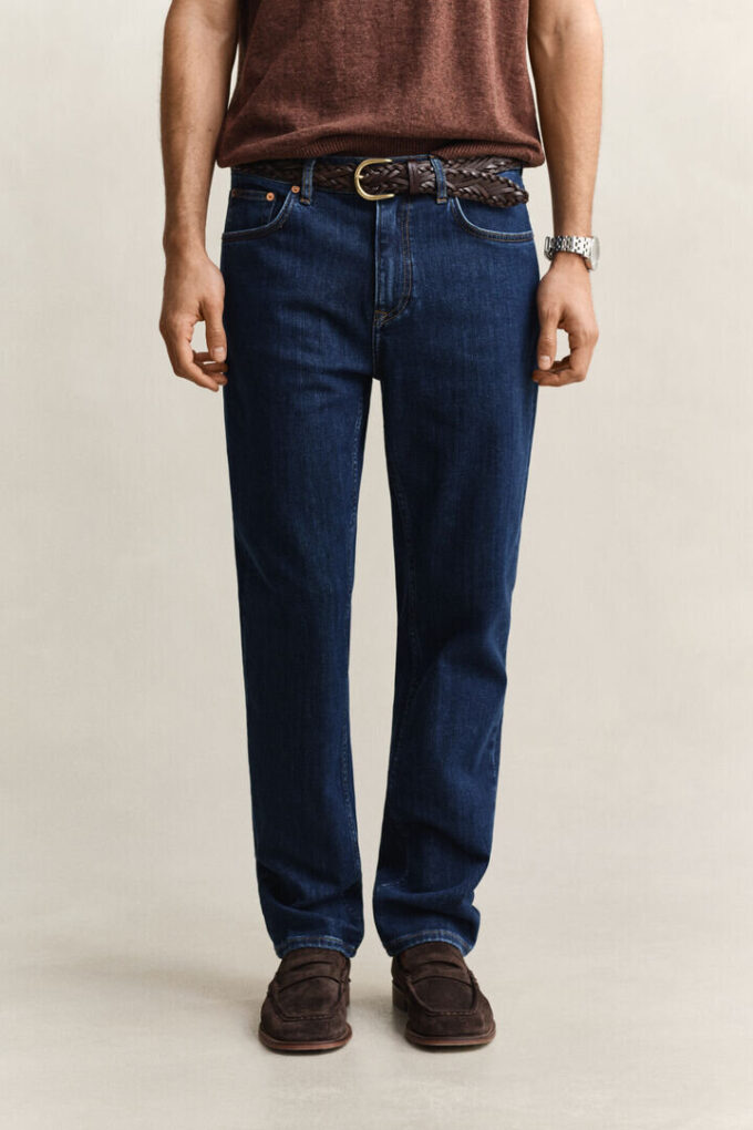 Jeansy o regularnym kroju w stylu „clean wash”