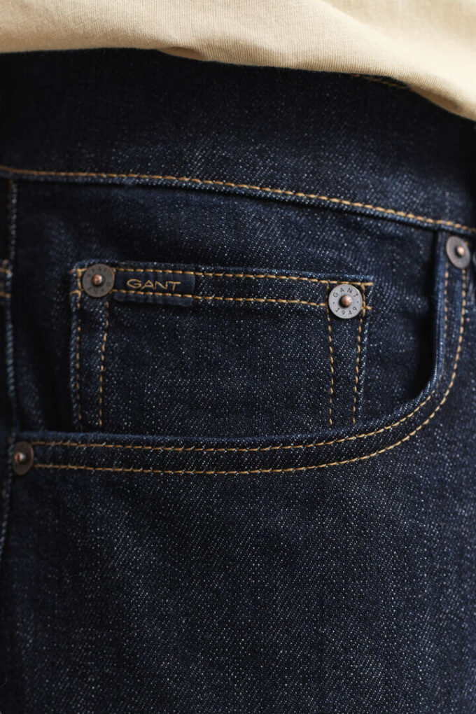 Jeansy o regularnym kroju w stylu „clean wash”