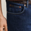 Jeansy o regularnym kroju w stylu „clean wash”