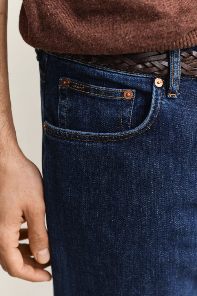 Jeansy o regularnym kroju w stylu „clean wash”
