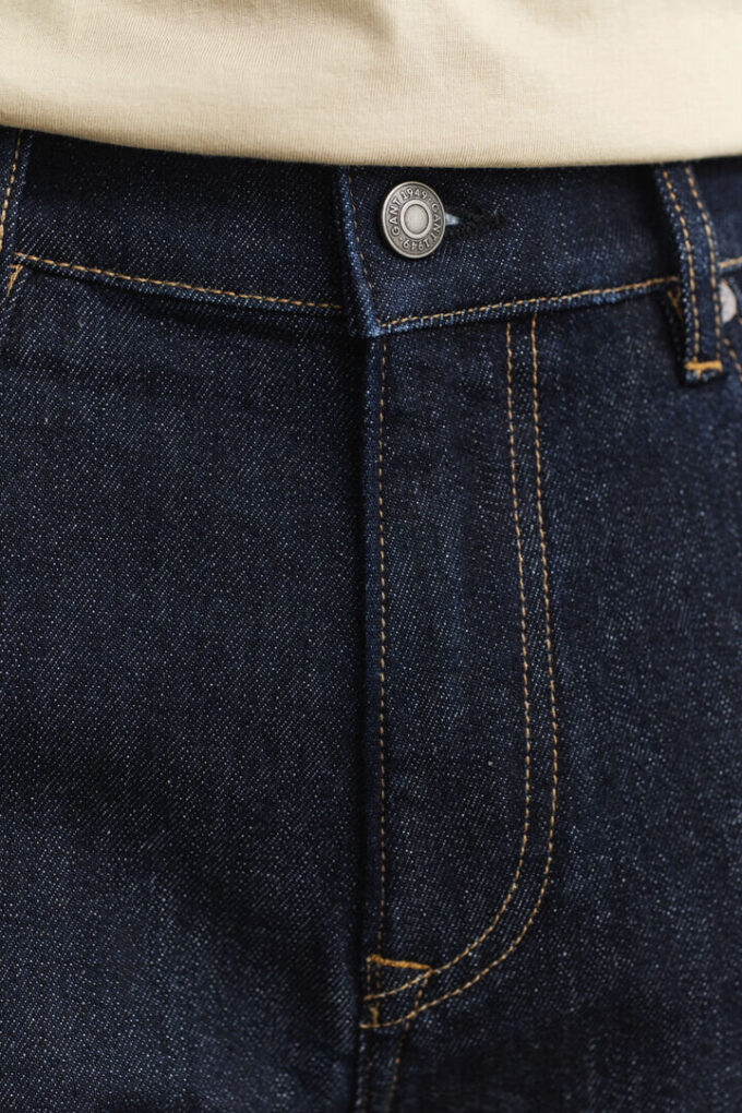 Jeansy o regularnym kroju w stylu „clean wash”