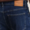Jeansy o regularnym kroju w stylu „clean wash”