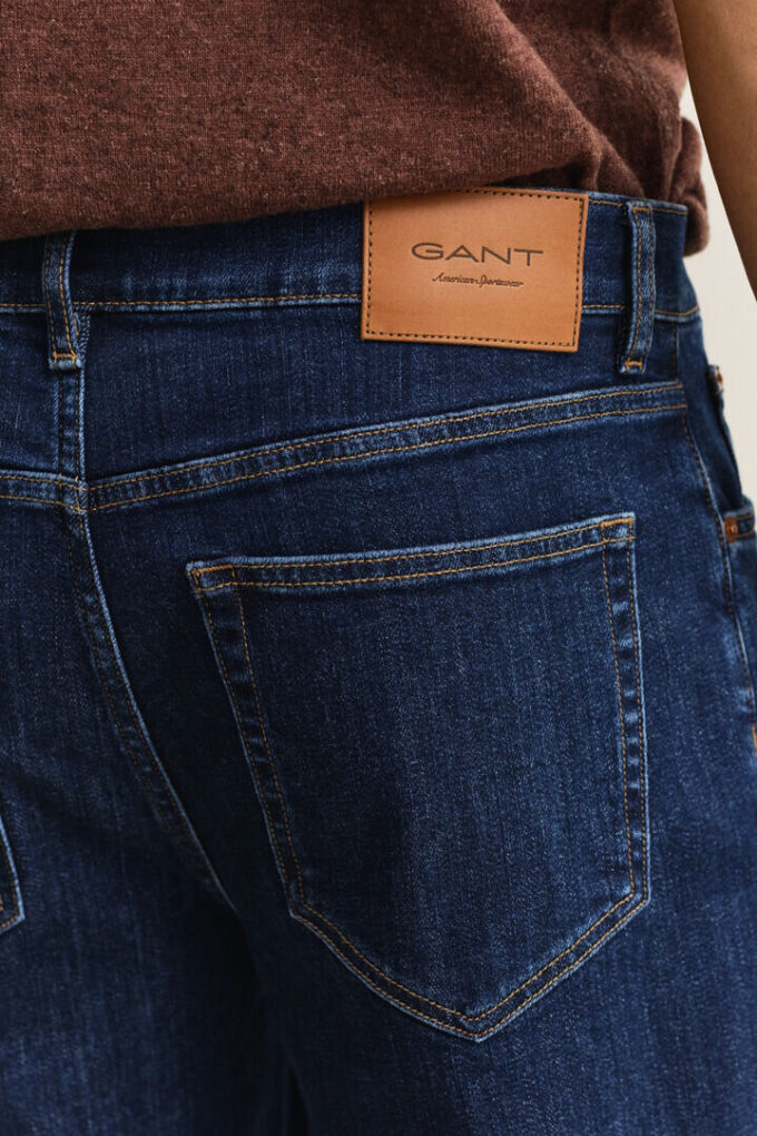 Jeansy o regularnym kroju w stylu „clean wash”