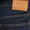 Jeansy o regularnym kroju w stylu „clean wash”