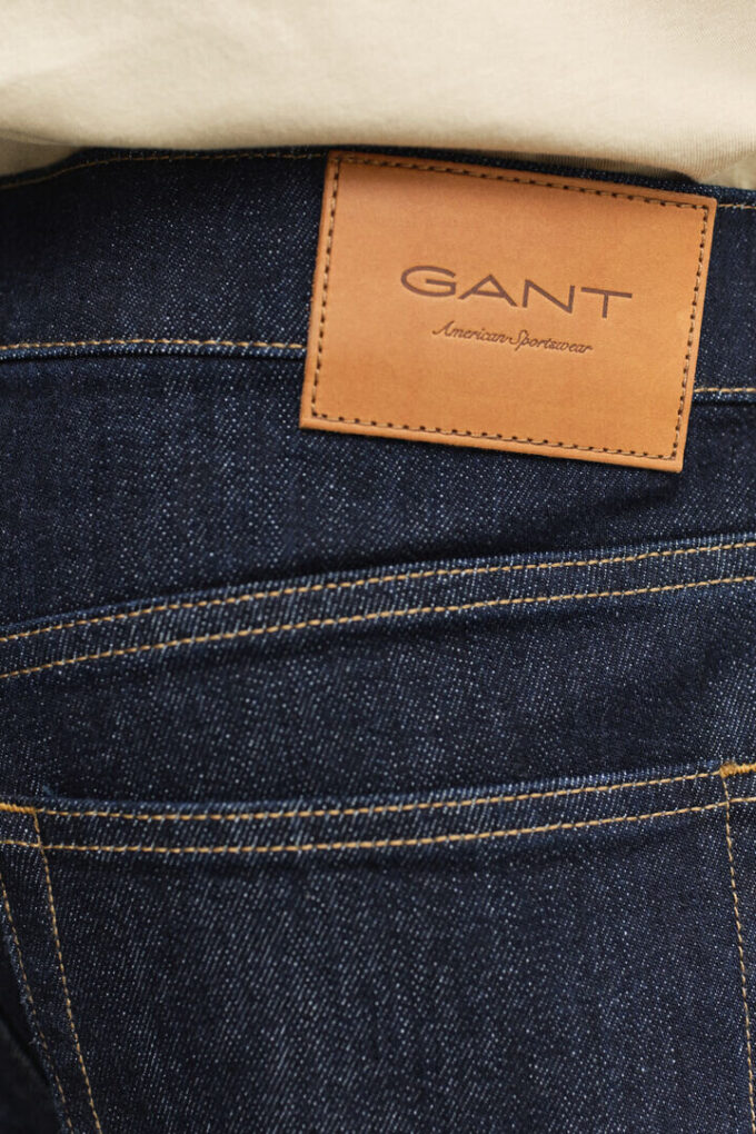 Jeansy o regularnym kroju w stylu „clean wash”