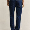 Jeansy o regularnym kroju w stylu „clean wash”