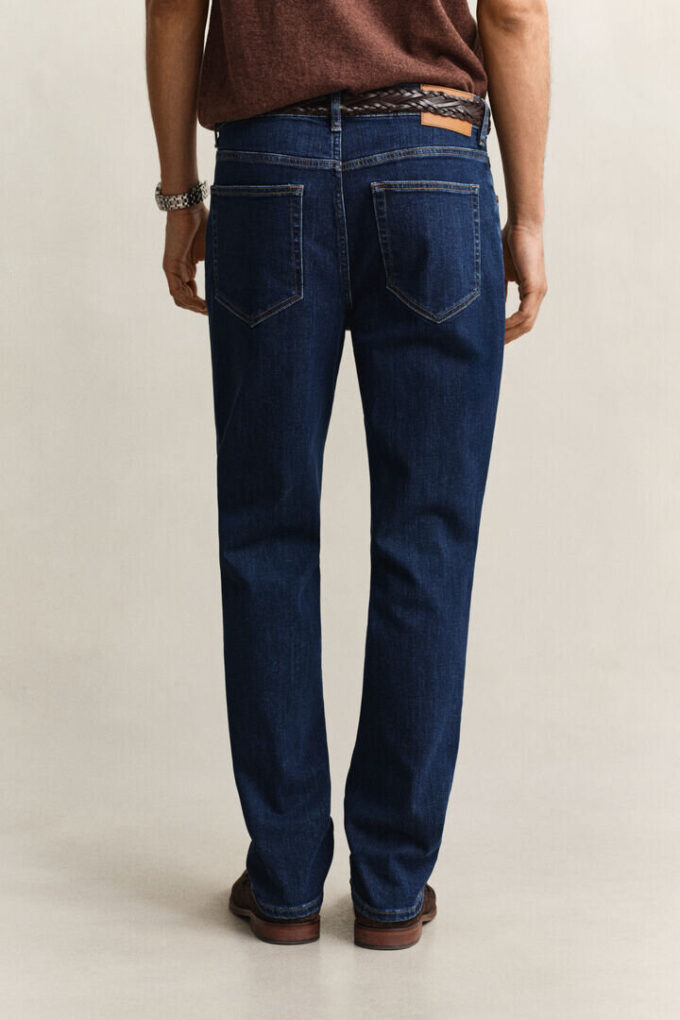 Jeansy o regularnym kroju w stylu „clean wash”
