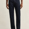 Jeansy o regularnym kroju w stylu „clean wash”