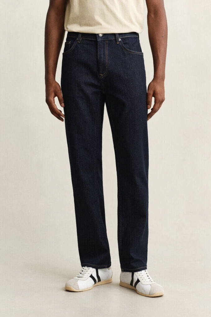 Jeansy o regularnym kroju w stylu „clean wash”