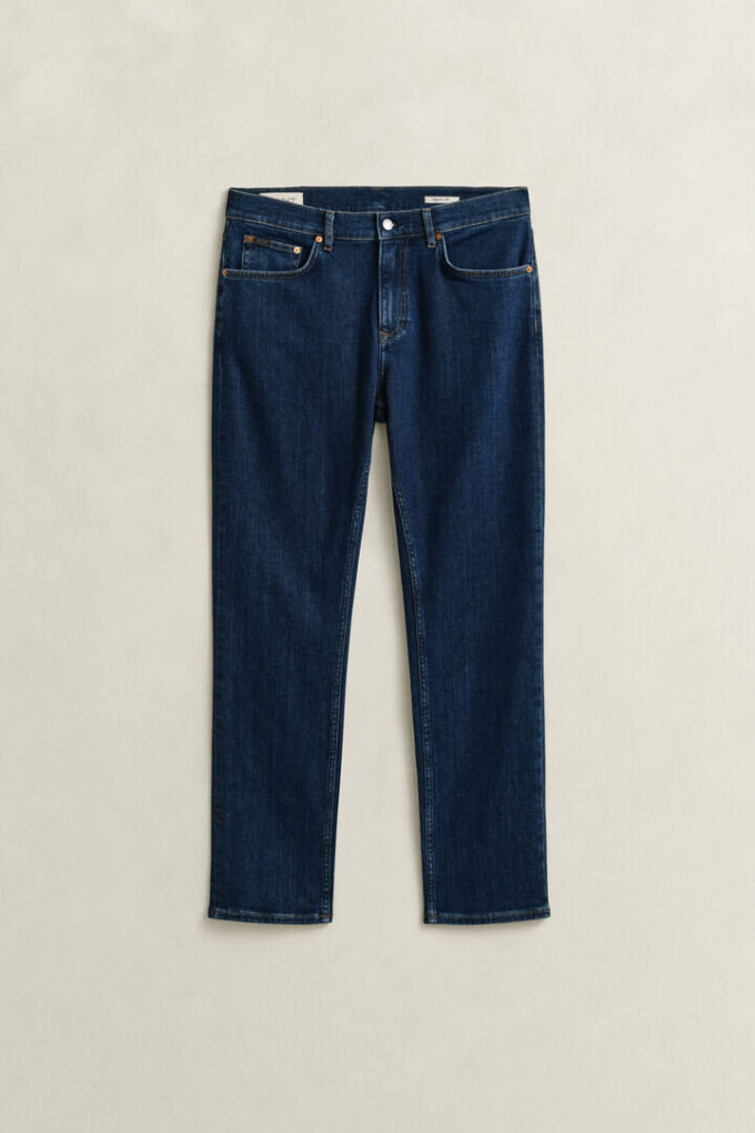 Jeansy o regularnym kroju w stylu „clean wash”