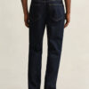 Jeansy o regularnym kroju w stylu „clean wash”