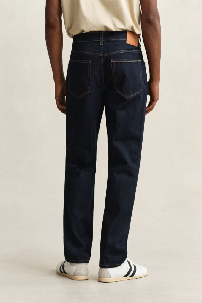 Jeansy o regularnym kroju w stylu „clean wash”