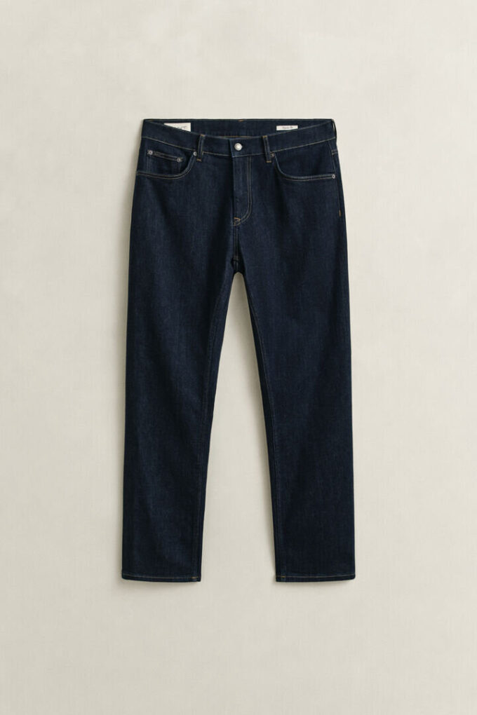 Jeansy o regularnym kroju w stylu „clean wash”