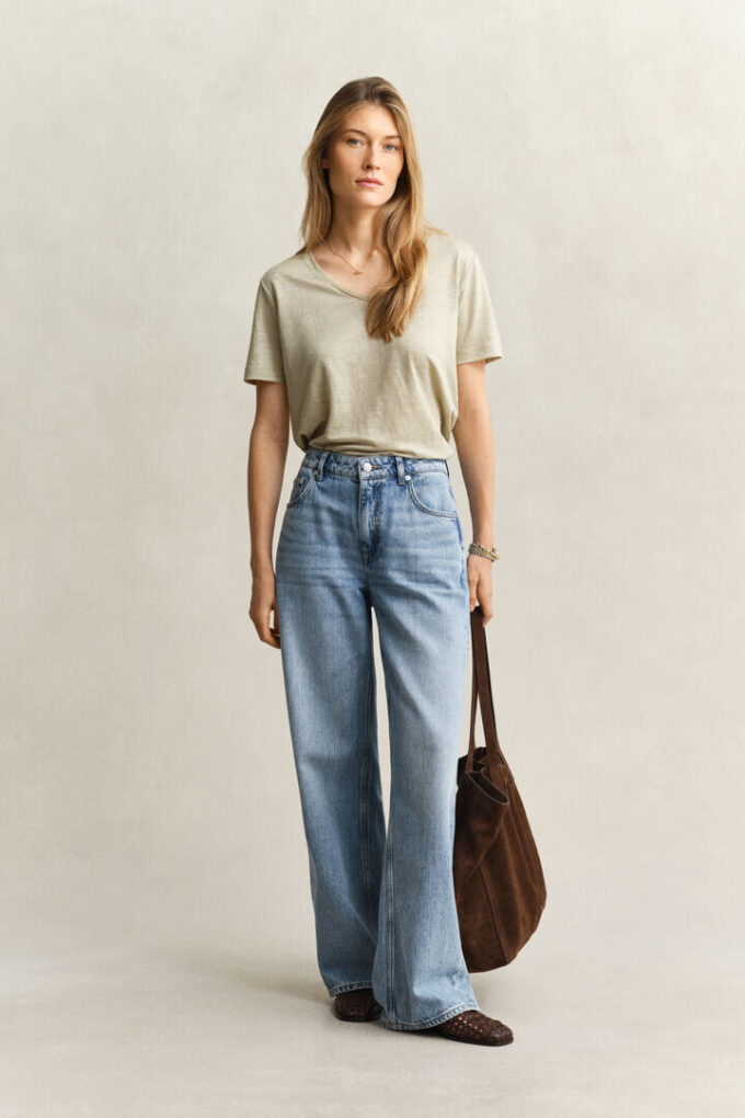 Lniana koszulka z dekoltem w serek