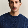 Sweter z dzianiny warkoczowej w kolorze indygo