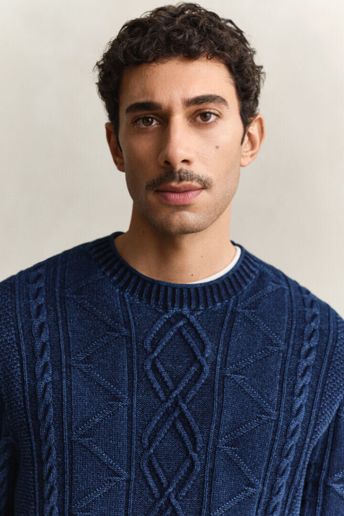 Sweter z dzianiny warkoczowej w kolorze indygo