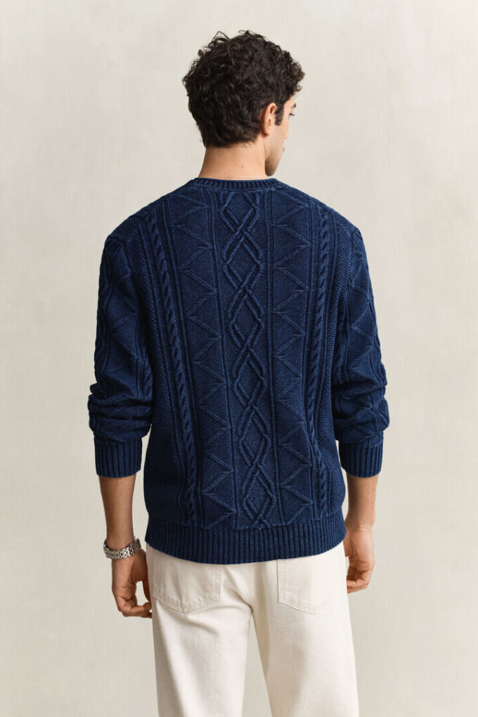 Sweter z dzianiny warkoczowej w kolorze indygo