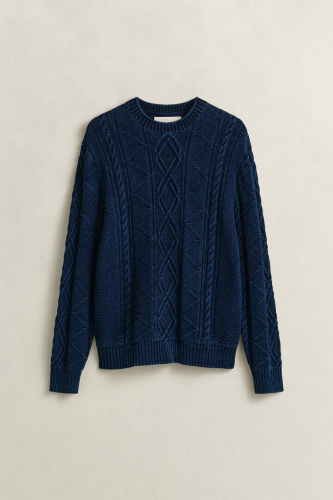 Sweter z dzianiny warkoczowej w kolorze indygo