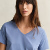 T-shirt z dekoltem w serek i herbem